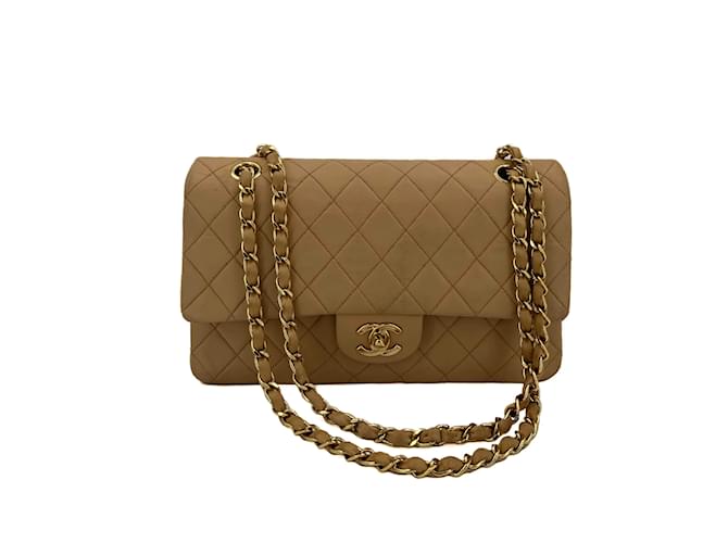 Timeless Chanel Bolsa clássica com aba e corrente em couro bege médio  ref.1062226