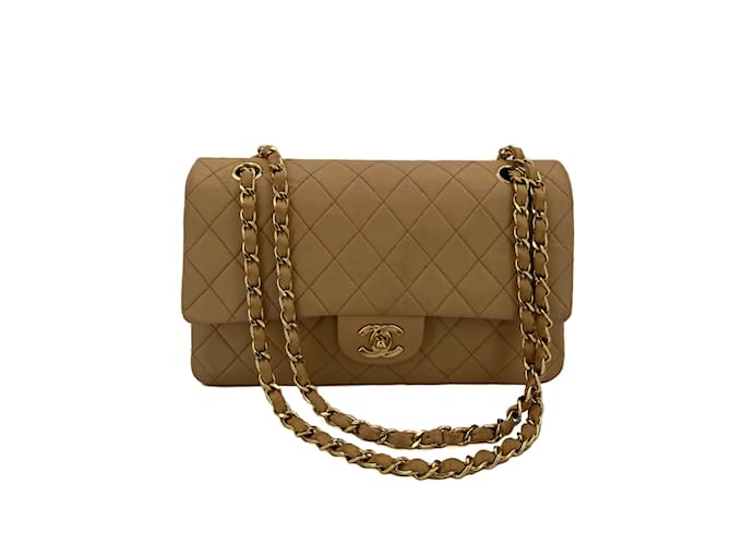 Timeless Chanel Klassisch gefütterte Flap Chain Bag Beige Leder Medium  ref.1062226