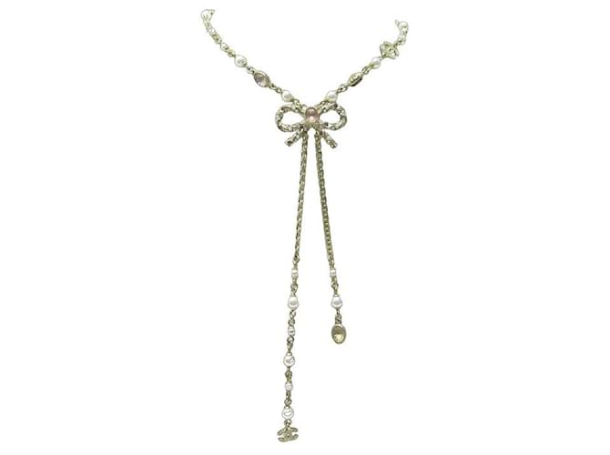 CHANEL KNOT NECKLACE WITH STRASS AND STONE PEARLS 38 46CM PEARL BOW NECKLACE Golden Metal  ref.1062646