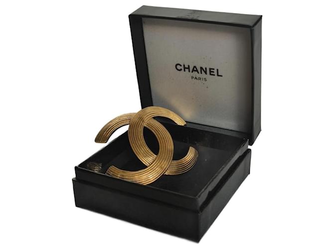 Chanel Alfinetes e broches Dourado Banhado a ouro  ref.1063490