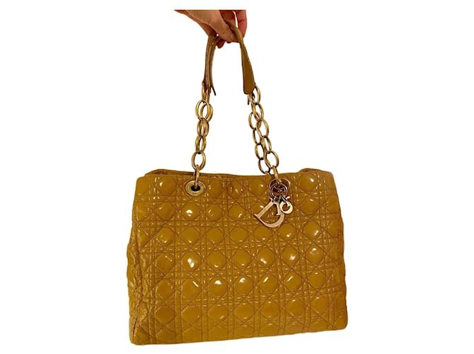 Christian Dior Softbag groß gelb Golden Sand Senf Lackleder  ref.1063674