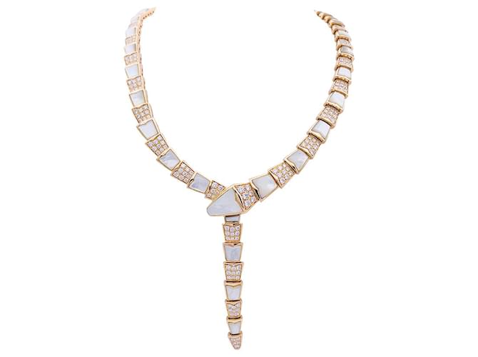 Colar Bulgari, “Víbora Serpenti”, Rosa ouro, madrepérola e diamantes. Ouro rosa  ref.1064719