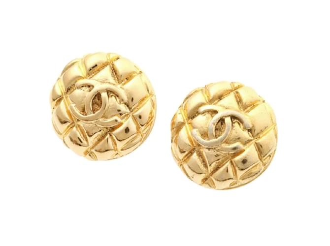 Chanel Boucles d'oreilles à clip matelassées CC en bon état Métal Doré  ref.1065529