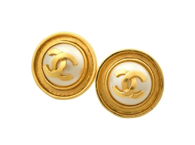 Chanel Pendientes de clip CC en muy buen estado Dorado Metal  ref.1066771