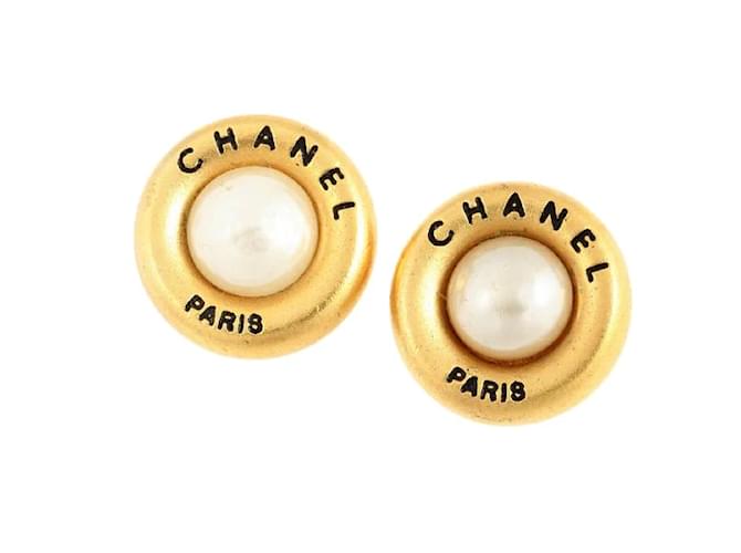 Chanel Brincos de clipe com logotipo de pérola falsa em muito bom estado Dourado Metal  ref.1066776