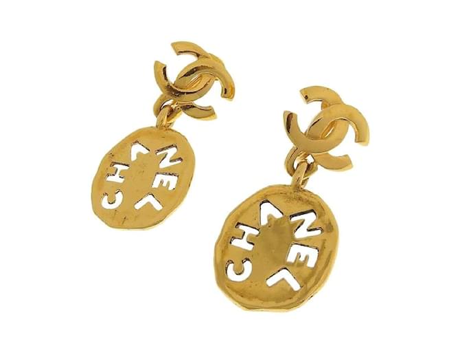 Chanel Boucles d'oreilles pendantes avec logo découpé CC Métal Doré  ref.1066781