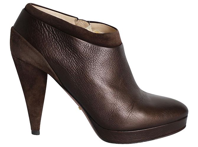 Prada Botas de camurça em couro marrom