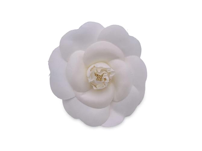 Chanel Vintage White Silk Camellia Camelia Flower Pin Brooch ref.1068134 -  Joli Closet