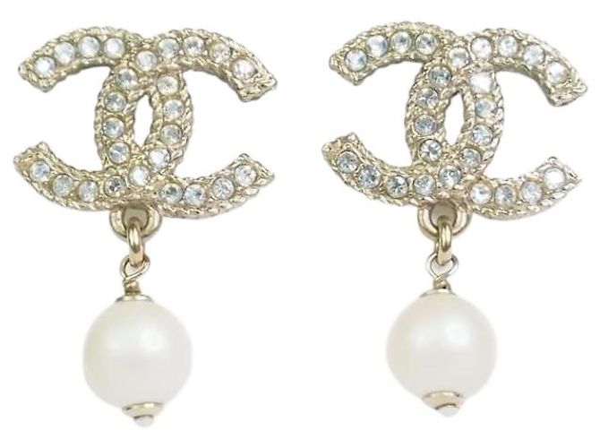 Chanel Orecchini pendenti con perle di cocco dorate D'oro