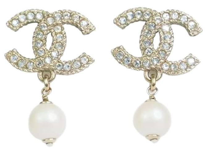 Chanel Pendientes colgantes de perlas Coco dorados  ref.1068287