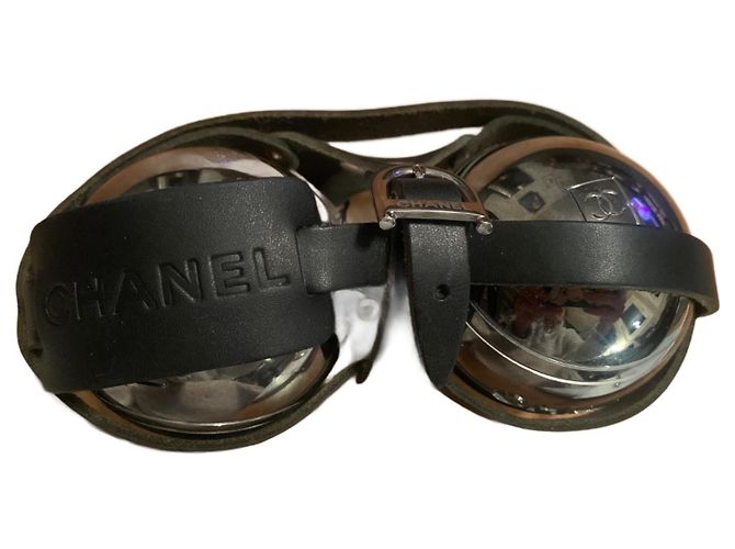 Boule de pétanque Chanel en cuir argenté
