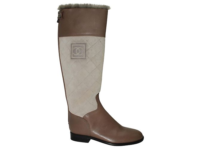 Timeless Botas Chanel acolchoadas até o joelho em camurça e couro creme e marrom Branco Cru