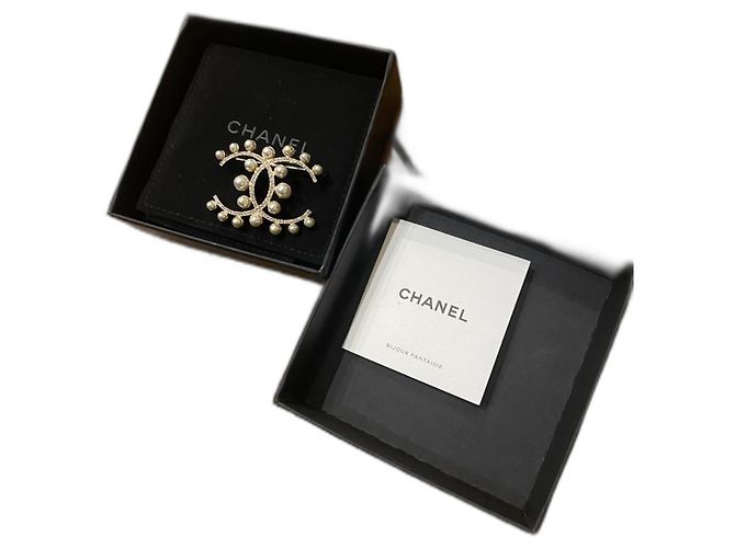 Spilla CHANEL C foderata con perle e strass Argento Metallo Perla