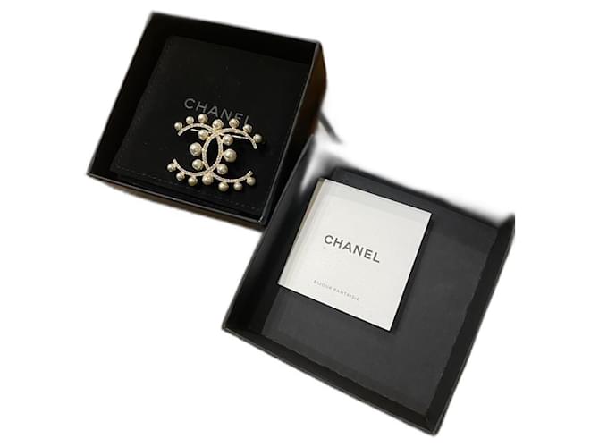 CHANEL lined C brooch with pearls and rhinestones Silvery Metal ref.1070453  - Joli Closet