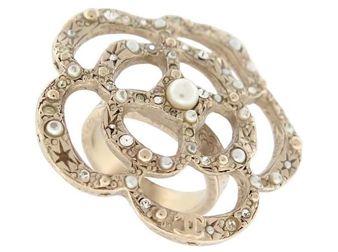 CHANEL CAMELIA PEARL AND STRASS GOLD METAL RING 52 GOLDEN STEEL RING  ref.1070821 - Joli Closet