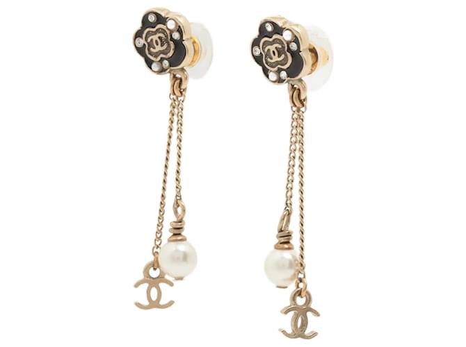 Chanel Boucles d'oreilles dorées à pendants en perles et fleurs CC Or blanc  ref.1071909