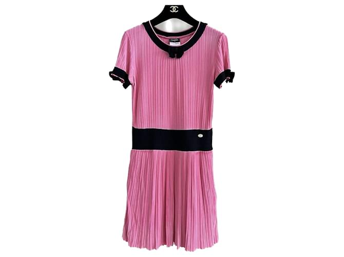 Chanel Kleid mit CC-Charm-Schleife Pink  ref.1071932