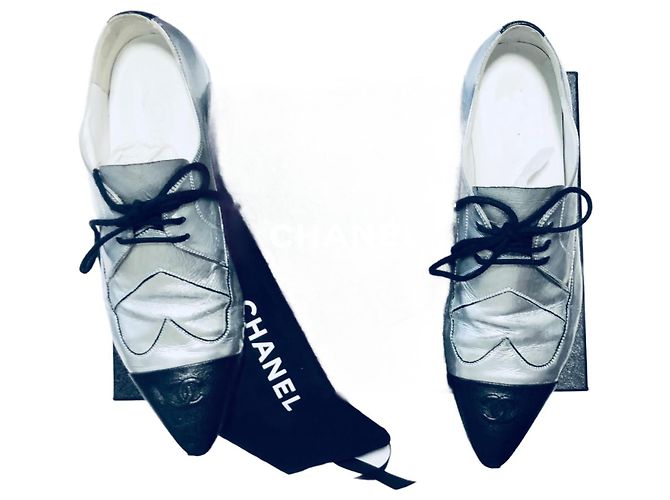 Scarpe Oxford Chanel CC Cap Toe in pelle metallizzata argento e nera Nero