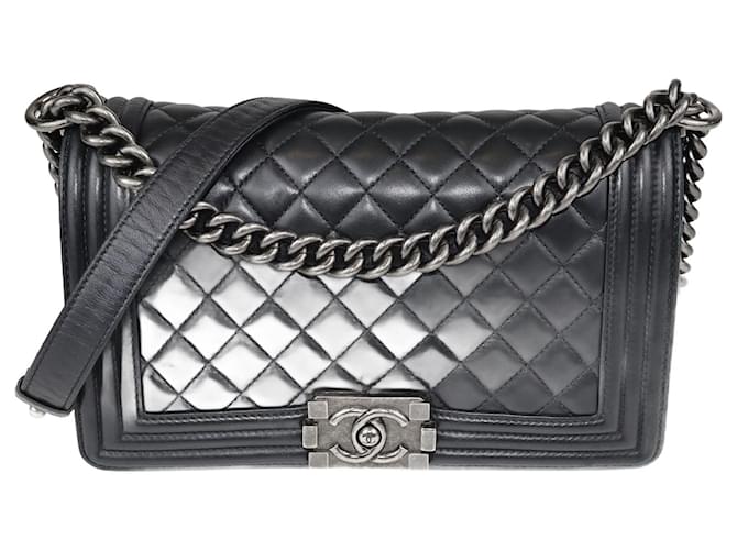 Chanel Black Quilted Medium Boy Bag Leather  ref.1077666