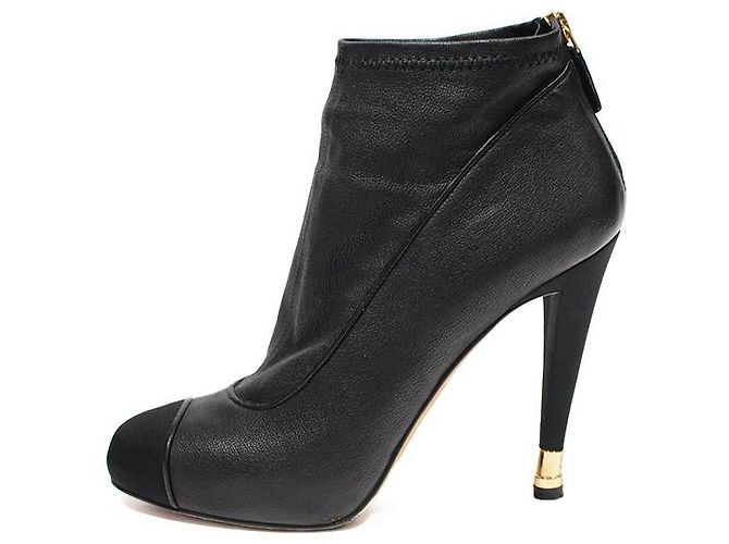 Chanel Stiefeletten aus schwarzem Leder mit CC Gold Absatz