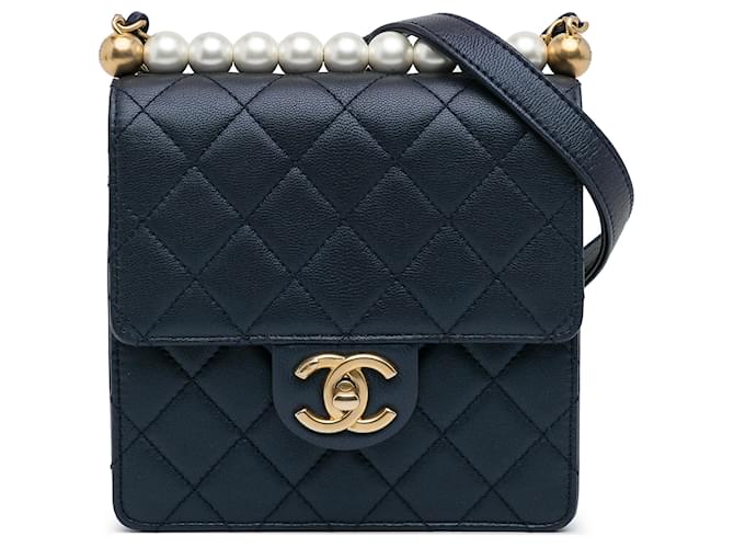 Bolso con solapa de perlas pequeñas y elegantes azules de Chanel Azul marino Cuero  ref.1078979