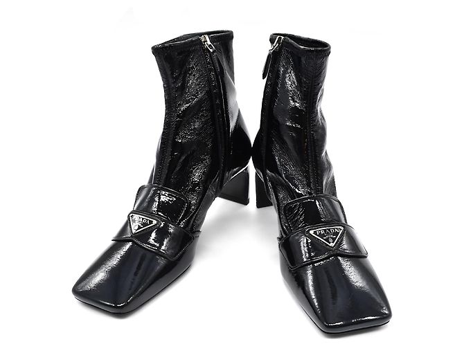 Botines Prada de charol negro
