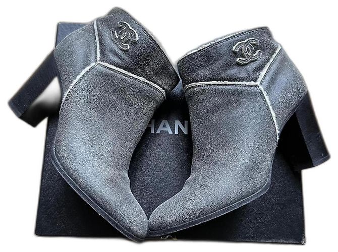 Botines Chanel de cuero gris con logo CC