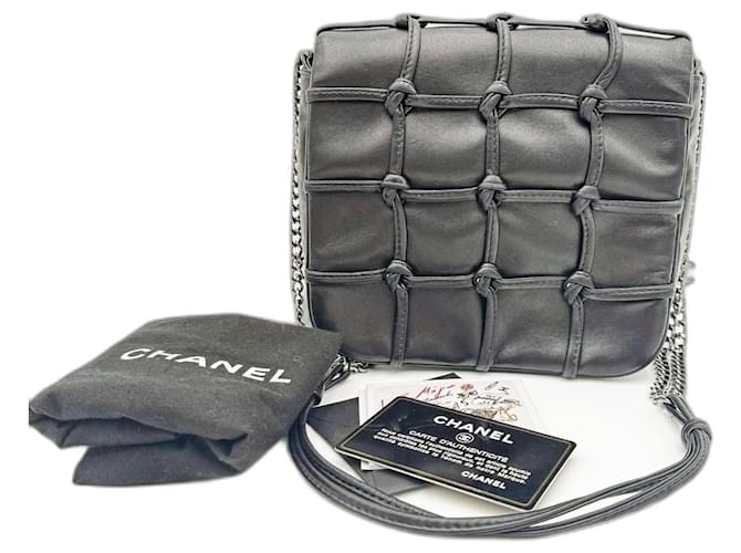 Chanel 19 Bolsa de ombro Chanel Cruise Mini Flap acolchoada com nó de pele de cordeiro Preto Couro  ref.1080272