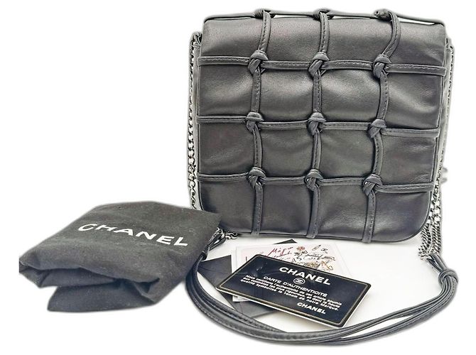 Chanel 19 Bolsa de ombro Chanel Cruise Mini Flap acolchoada com nó de pele de cordeiro Preto
