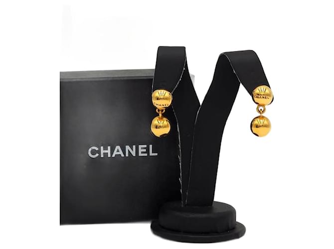 Boucles d'oreilles pendantes vintage Chanel Métal Doré  ref.1080274