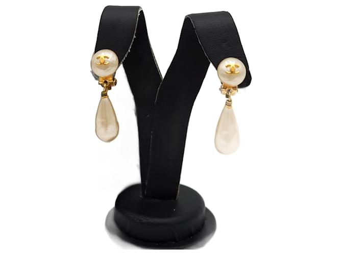 Chanel White CC Pearl Drop Leaf Earrings – THE CLOSET