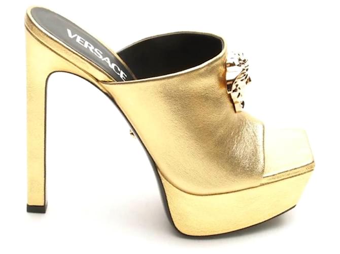 Versace Sandálias Dourado Couro  ref.1080428