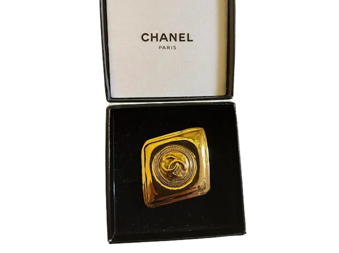 Broche Chanel vintage Dourado Metal  ref.1081243