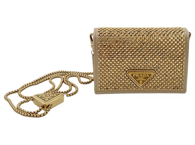 Pequena bolsa porta-cartões Prada em cetim dourado inteiramente coberta com cristais extravagantes  ref.1082944