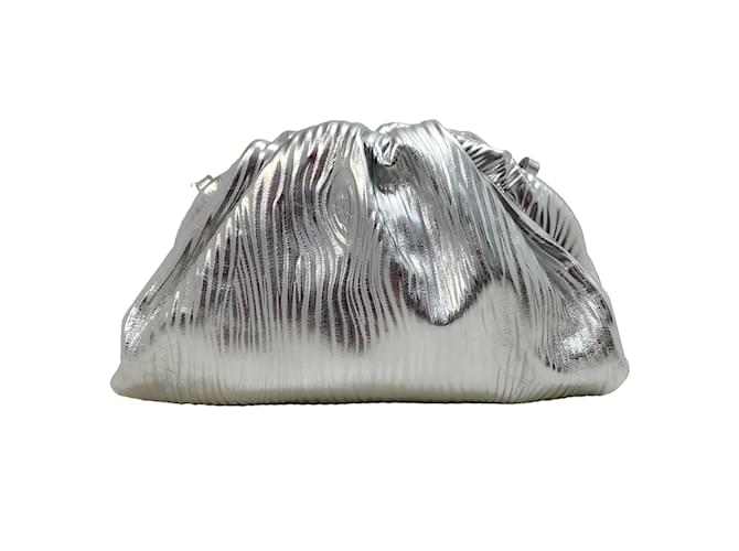 Pochette The Pouch in pelle metallizzata argento di Bottega Veneta  ref.1084289