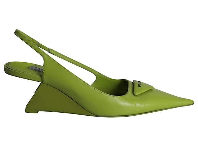 Zapatos de tacón con cuña y tira trasera de Prada en cuero verde  ref.1085006