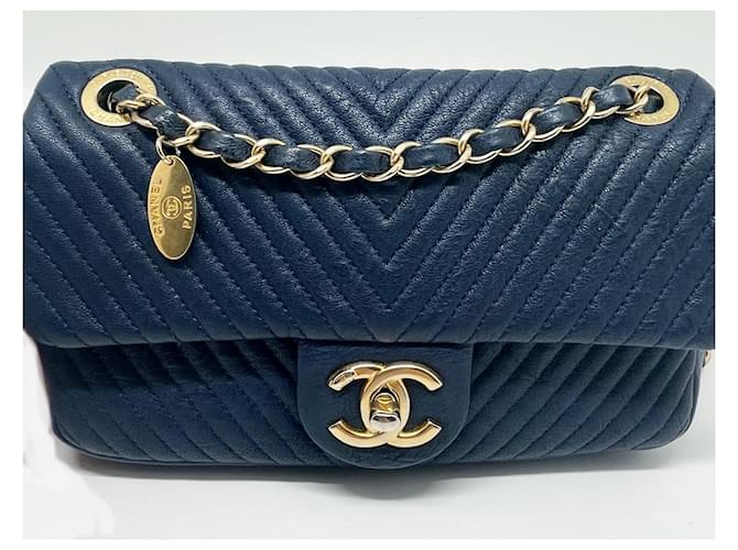 Hermosa bolsa de Chanel 21 cm en cuero y estampado Chevron azul.  ref.1086272