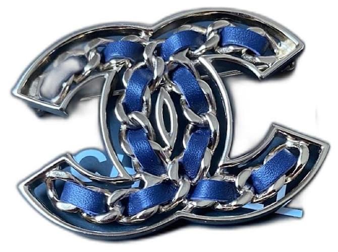 CHANEL lined C brooch Golden Navy blue Leather Metal  ref.1087071