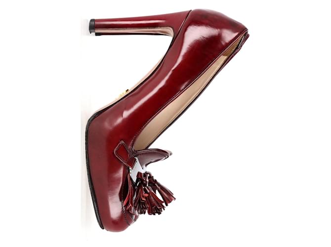 Zapatos de tacón con detalle de placa de metal y borlas de Prada en cuero color burdeos  ref.1087095