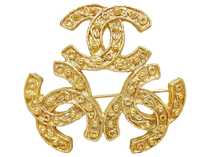 Chanel Gold Triple CC Brooch Golden Metal Gold-plated  ref.1088908