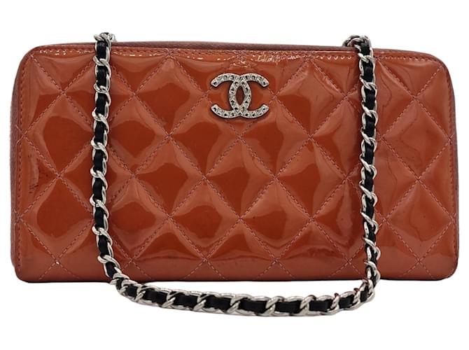 Classique Chanel portefeuille, Timeless matelassé en cuir verni. Couleur corail. Cuir vernis  ref.1090094