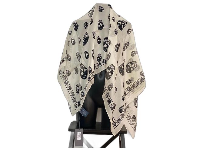 Sciarpa con teschio di Alexander Mcqueen
