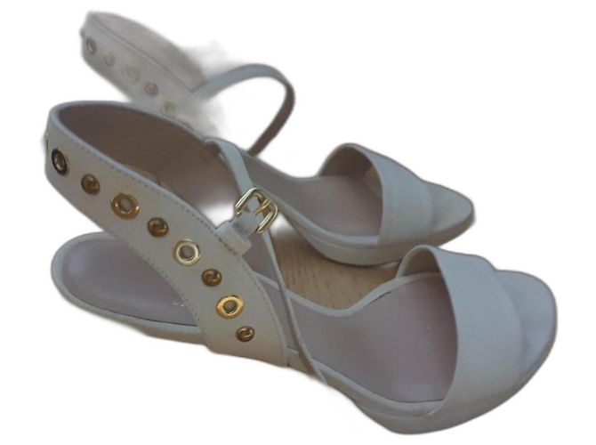Scarpins Stuart Weitzman em couro creme