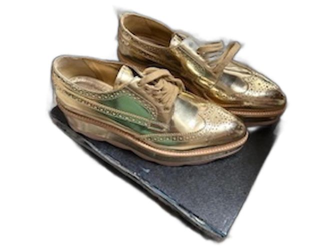 Derbies Prada en cuir doré