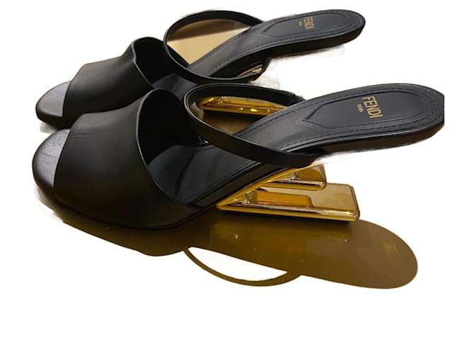 Fendi flip flops online womens