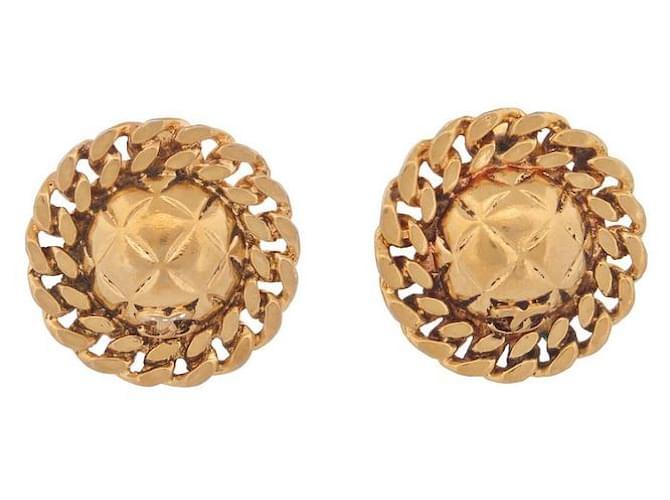 VINTAGE CHANEL QUILTED CHAIN EDGE EARRINGS 1990 ROUND EARRINGS Golden Metal  ref.1099297