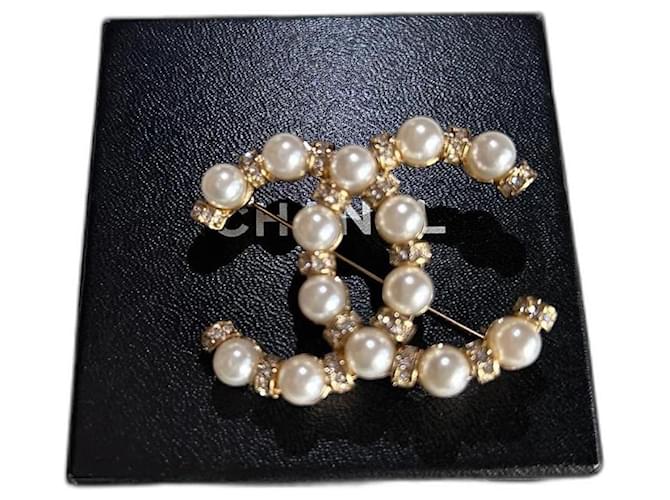 Chanel Alfinetes e broches Branco Dourado Pérola  ref.1099747