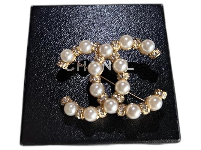 Chanel Alfinetes e broches Branco Dourado