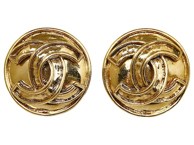 Boucles d'oreilles à clip CC en or Chanel Métal Plaqué or Doré  ref.1101773