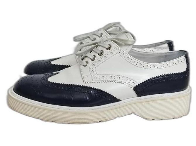 Scarpe stringate Prada in pelle bianco e blu scuro Multicolore 